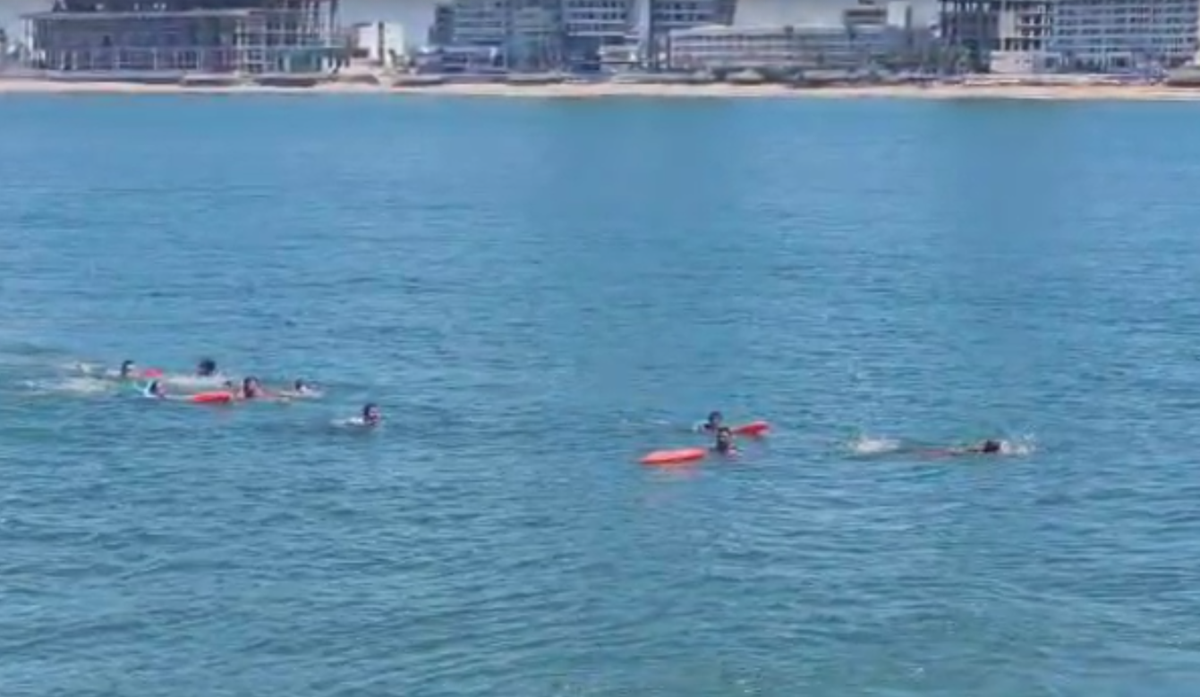 Rescatan a cuatro personas en Playa Norte, Mazatlán.