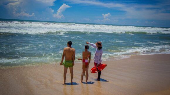 Salvavidas rescatan a 4 turistas menores en dos intervenciones en playas de Mazatlán, Sinaloa