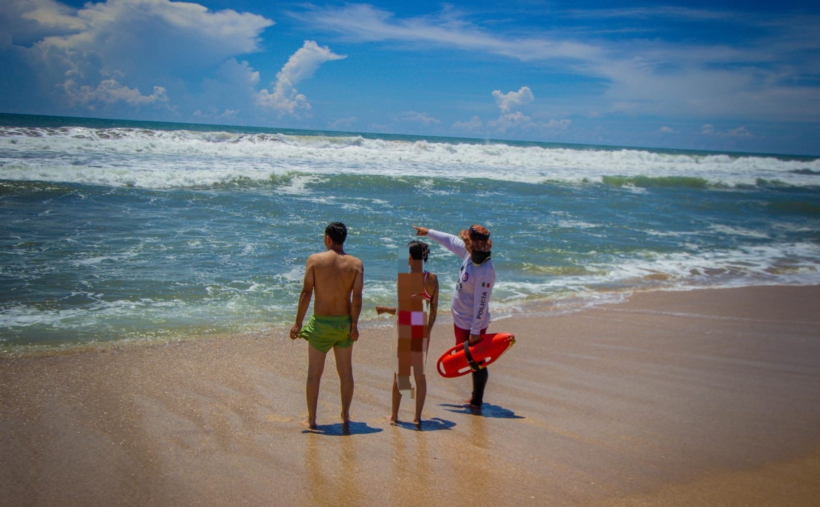 Rescatistas en playa de Mazatlán, Sinaloa