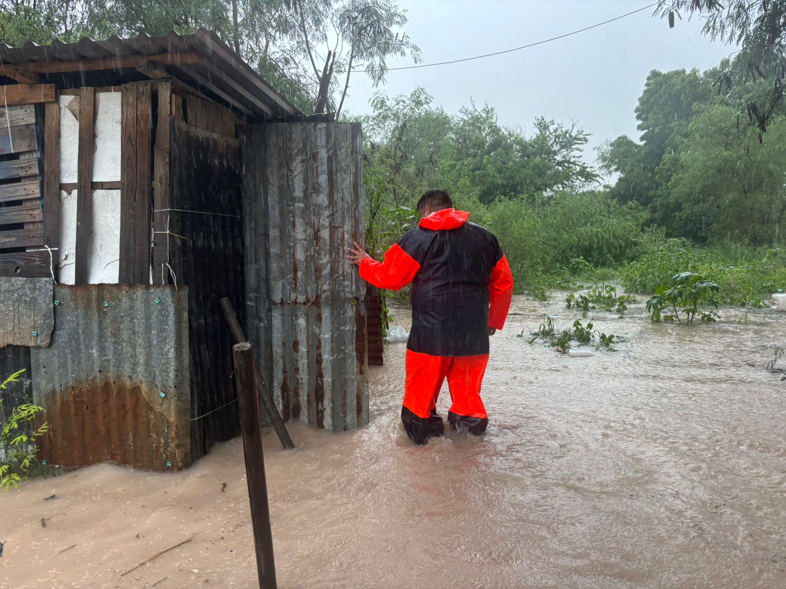 Evacuan a familias de Ruiz Cortines, Guasave, tras lluvias por tormenta "Lorena"