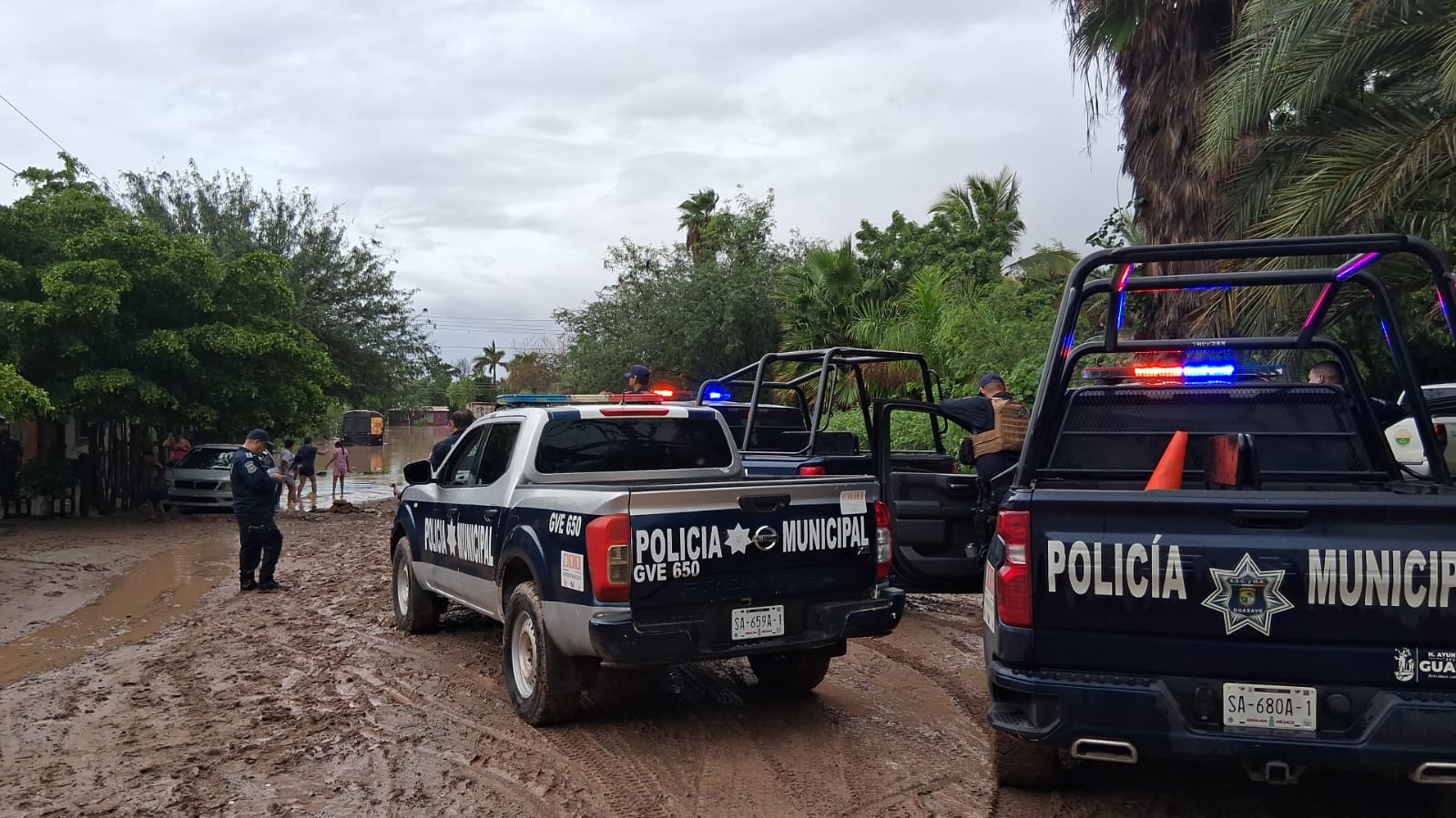 Evacuan a familias de Ruiz Cortines, Guasave, tras lluvias por tormenta "Lorena"