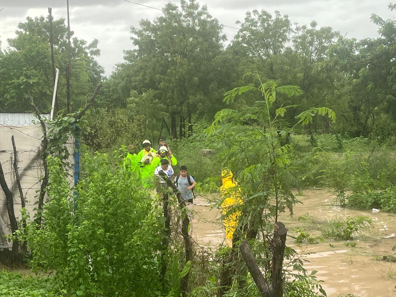 Evacuan a familias de Ruiz Cortines, Guasave, tras lluvias por tormenta "Lorena"