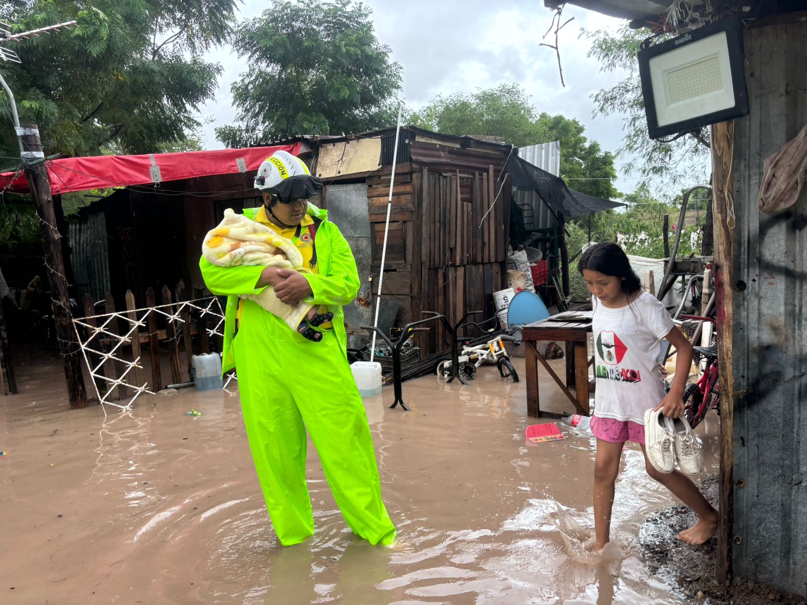 Evacuan a familias de Ruiz Cortines, Guasave, tras lluvias por tormenta "Lorena"