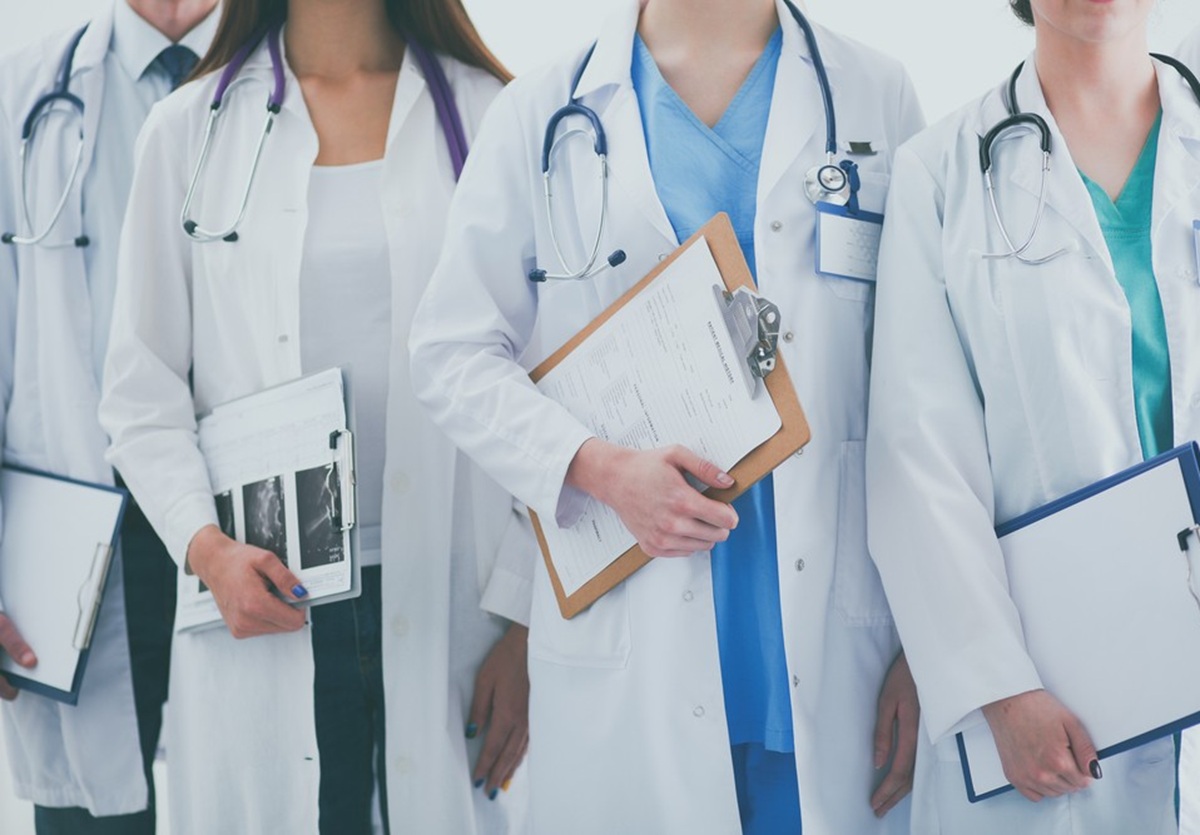 Jóvenes con sus batas blancas de doctor. Médicos Residentes