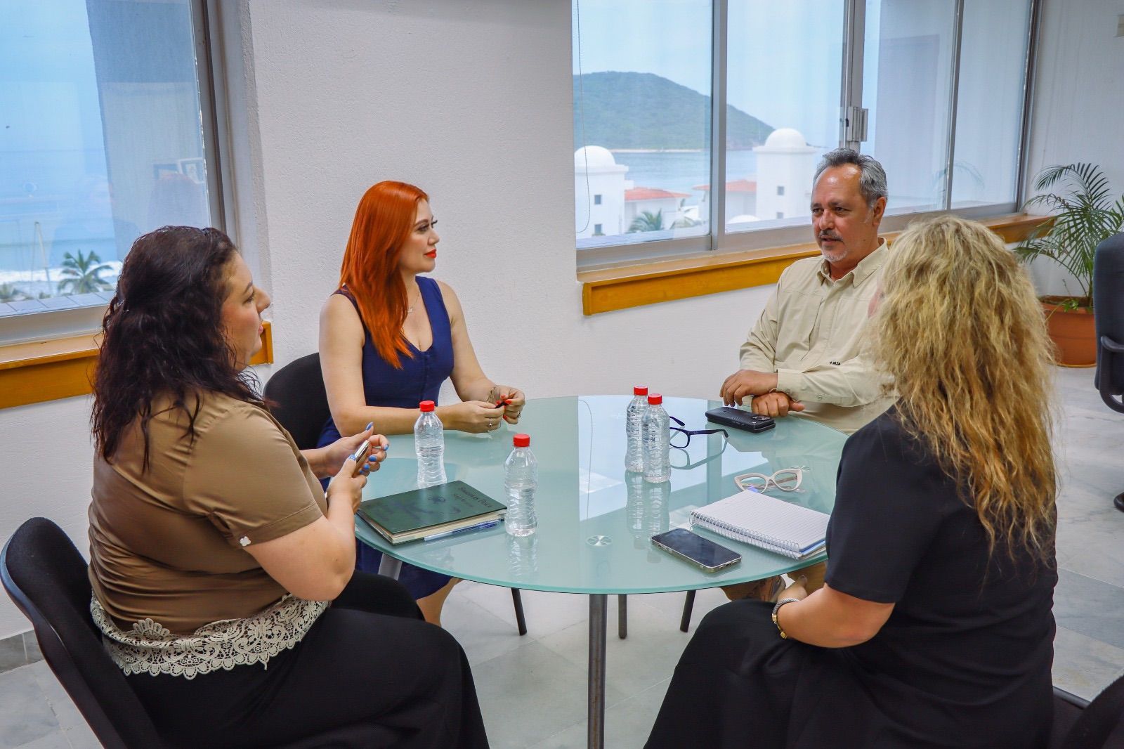 Flor Emilia Guerra Mena y Rigoberto Salgado Vázquez se reúnen
