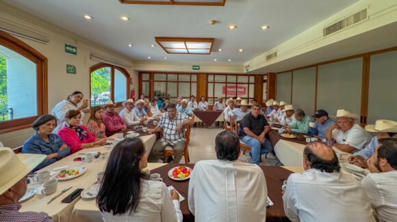 Que apoyos para el maíz vengan etiquetados en el PEF; se reúne LCA y titular de Agricultura en Sinaloa