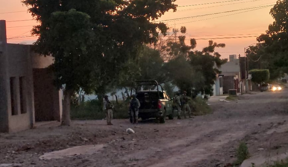 Revientan vivienda y aseguran camioneta con droga en Guamúchil, Sinaloa