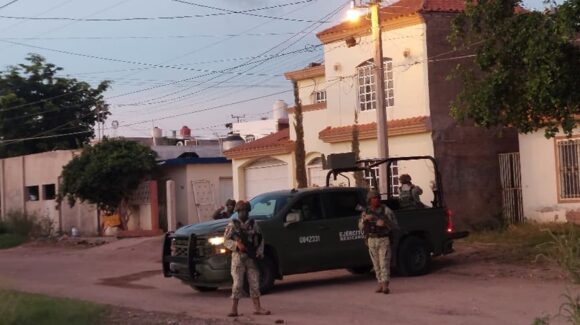 Ejército ‘revienta’ una vivienda y asegura camioneta con droga en la colonia Victoria, en Guamúchil, Sinaloa