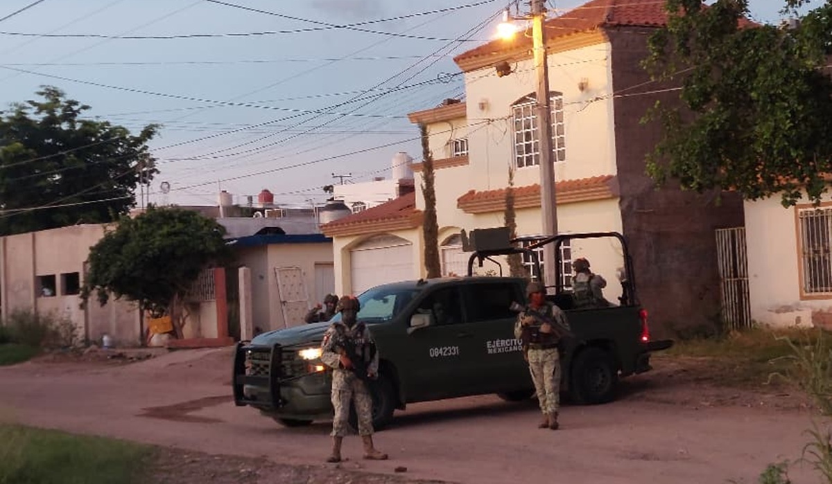 Revientan vivienda y aseguran camioneta con droga en Guamúchil, Sinaloa
