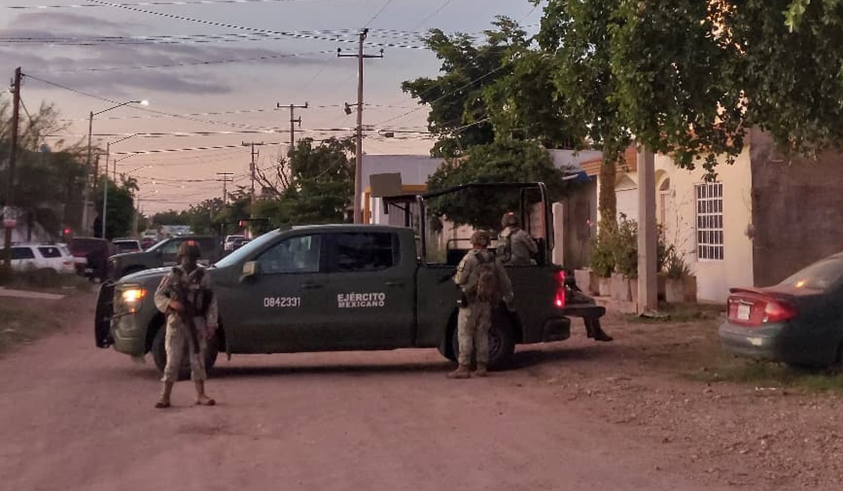 Revientan vivienda y aseguran camioneta con droga en Guamúchil, Sinaloa