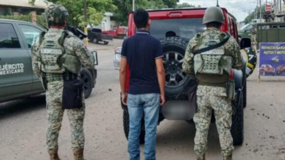 Ejército recupera un Jimny despojado y detiene al presunto robacarros en Culiacán