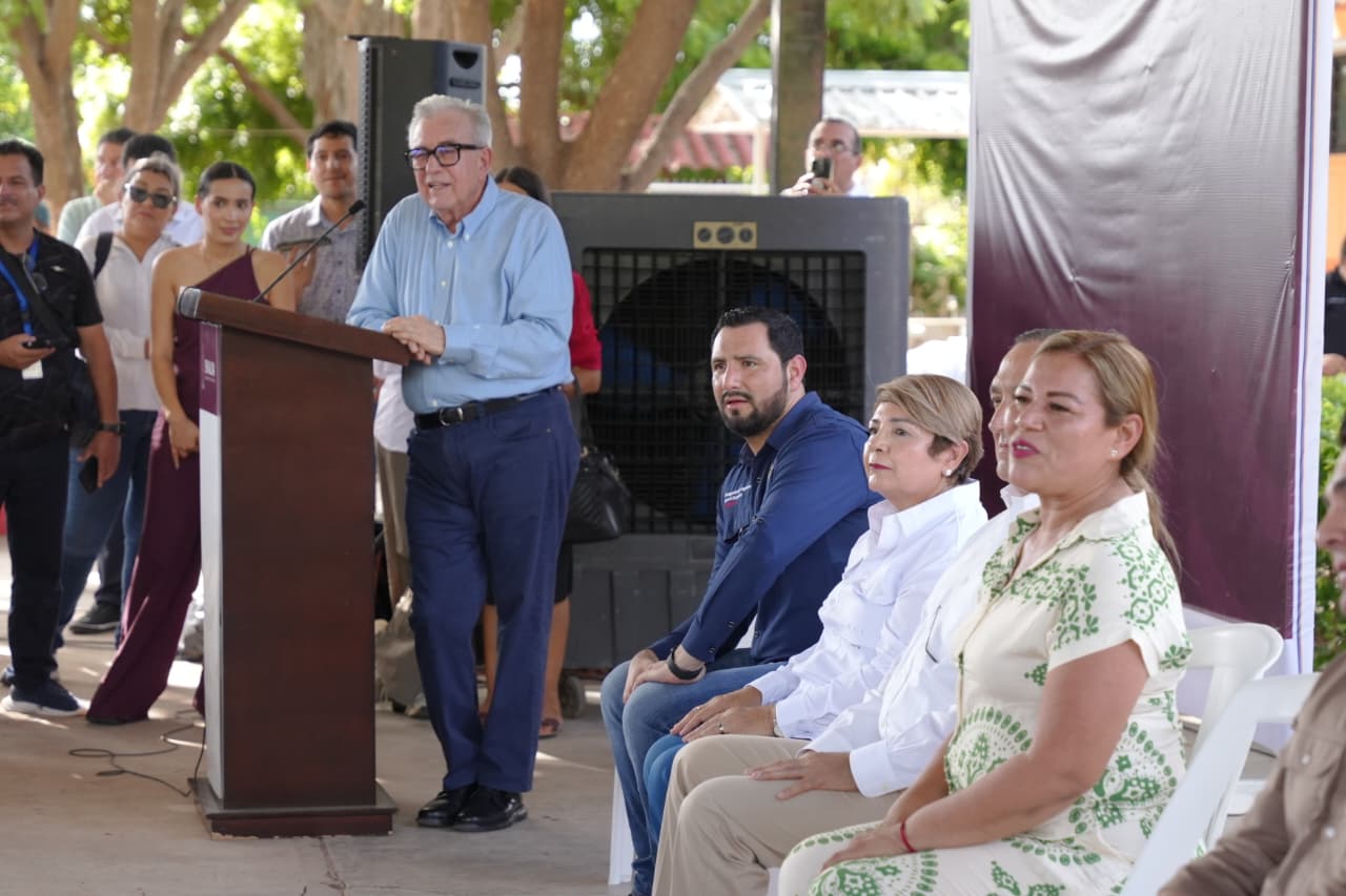 Rocha Moya entrega apoyos a damnificados por lluvias de Lorena