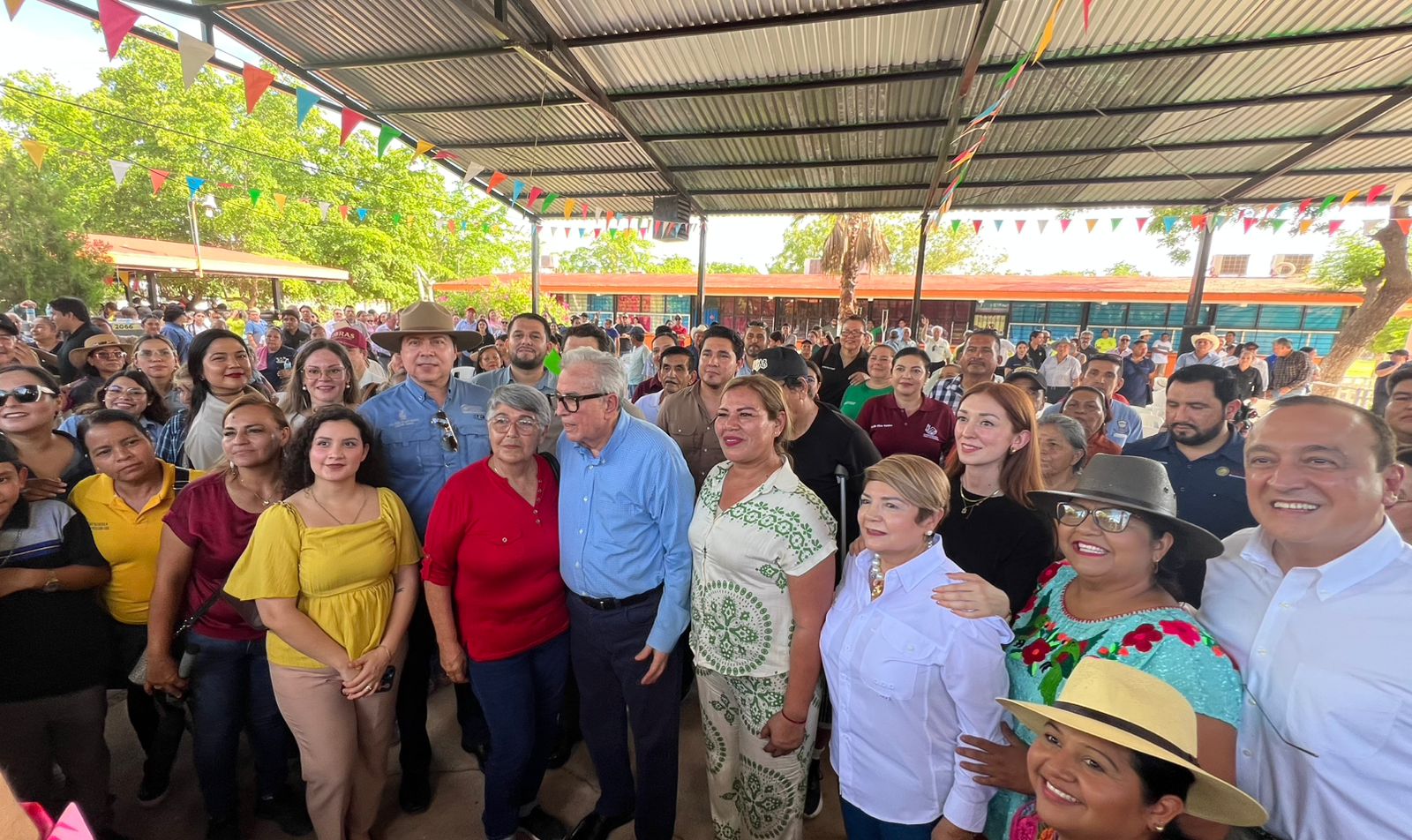 Rocha Moya, Cecilia Ramírez y Antonio Menéndez con damnificados por lluvias de Lorena