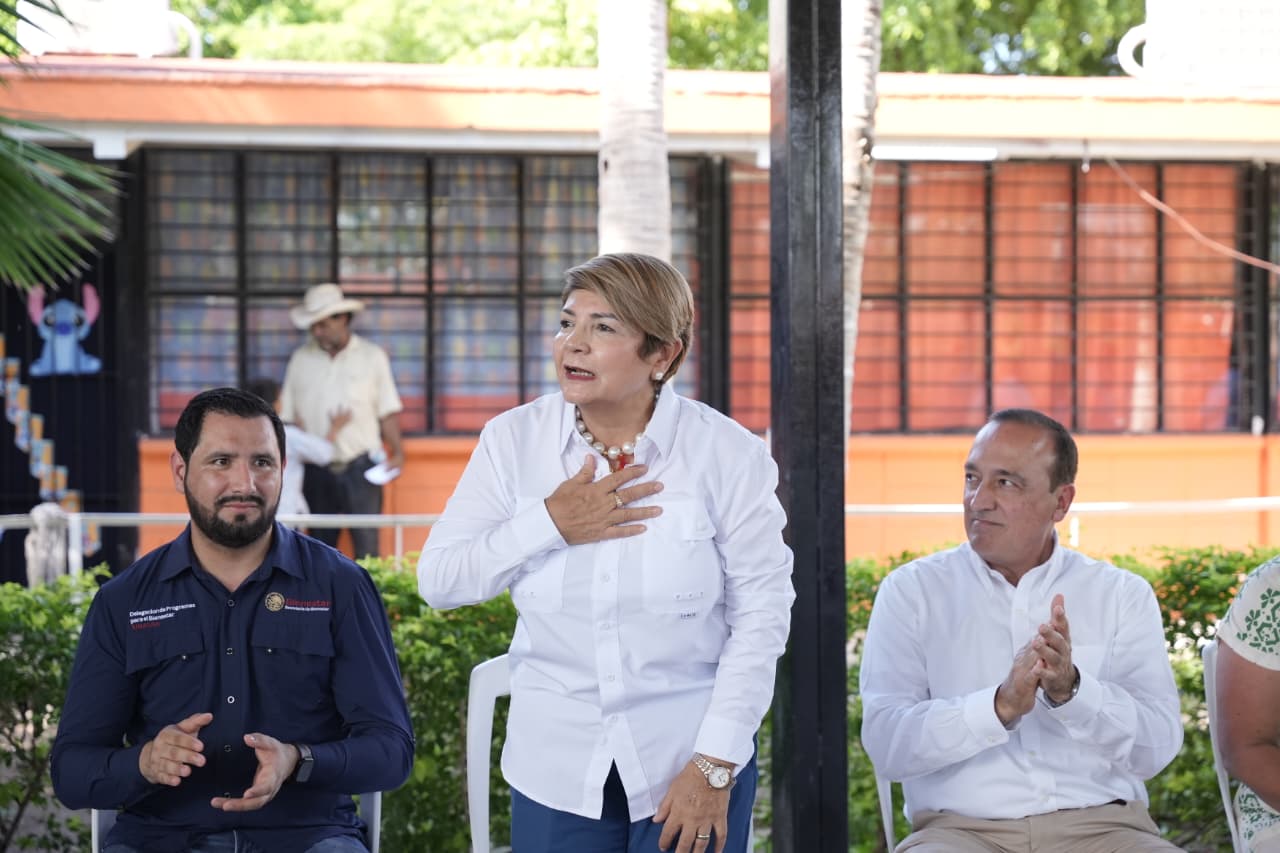 Cecilia Ramírez y Antonio Menéndez en la entrega de apoyos a damnificados por lluvias de Lorena