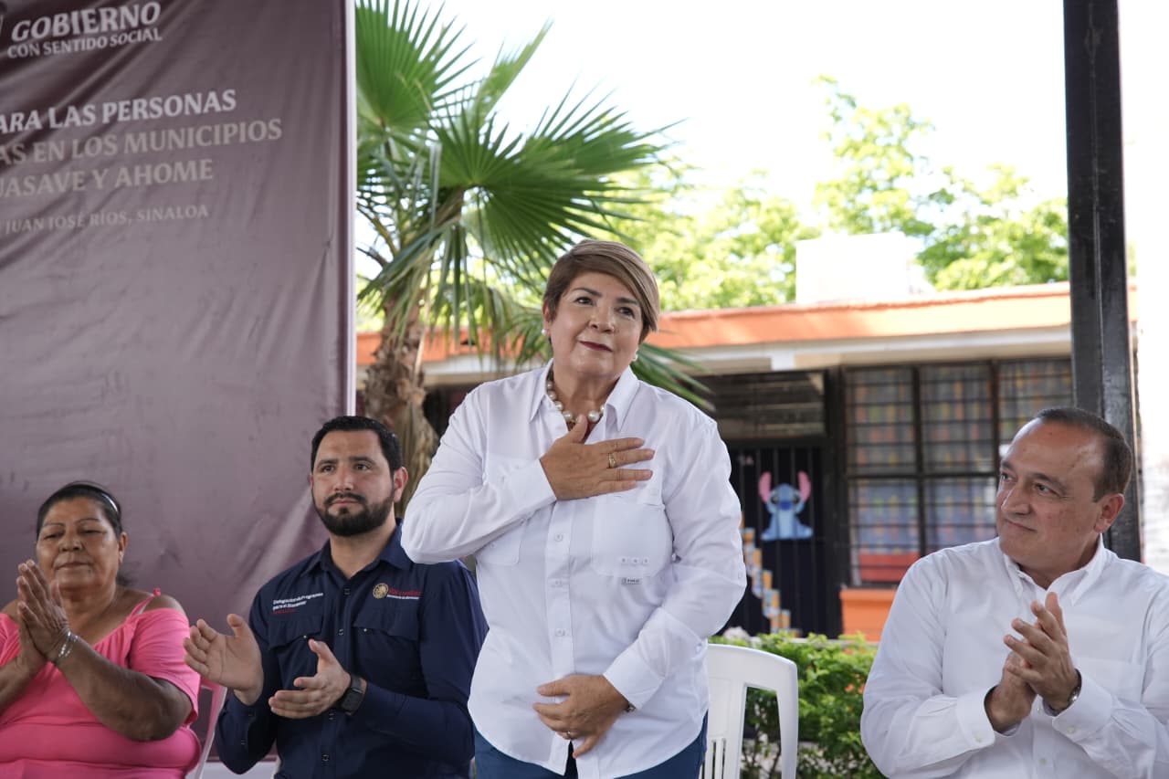 Cecilia Ramírez y Antonio Menéndez en la entrega de apoyos a damnificados por lluvias de Lorena