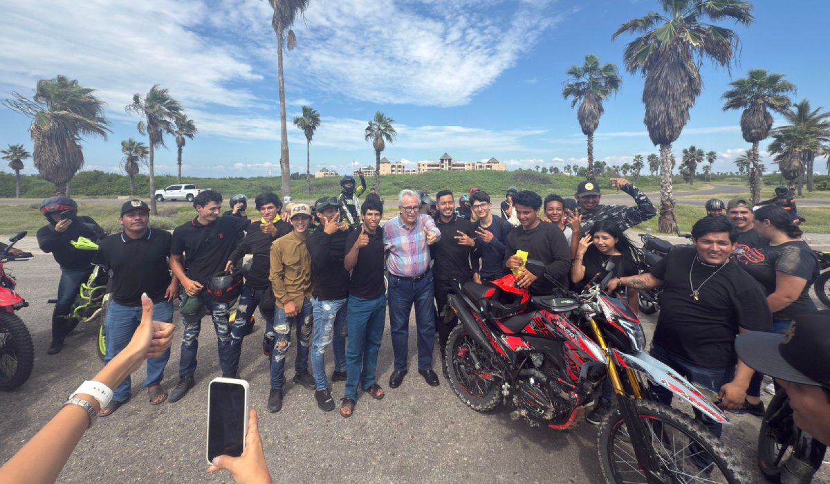 Rocha Moya visita la bahía de Altata, en Navolato, Sinaloa