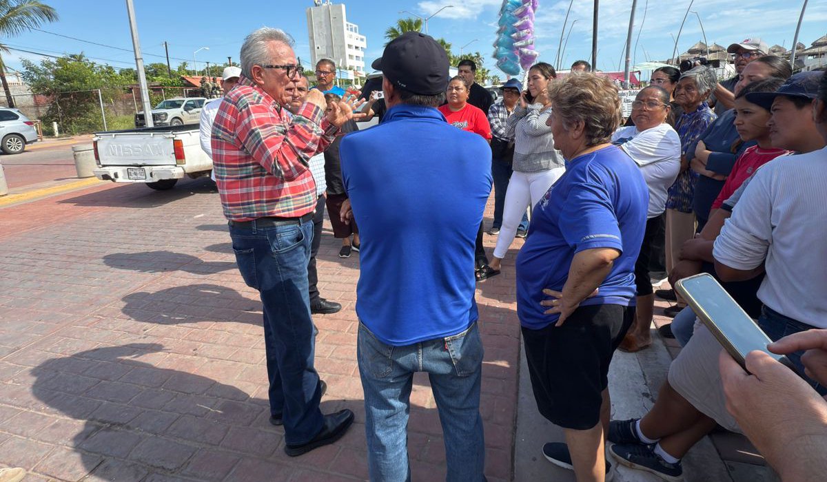 Rocha Moya visita la bahía de Altata, en Navolato, Sinaloa