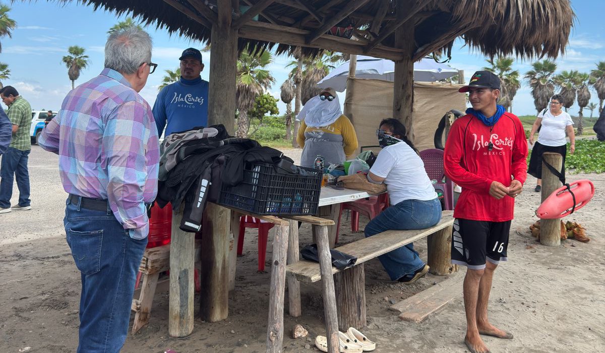 Rocha Moya visita la bahía de Altata, en Navolato, Sinaloa