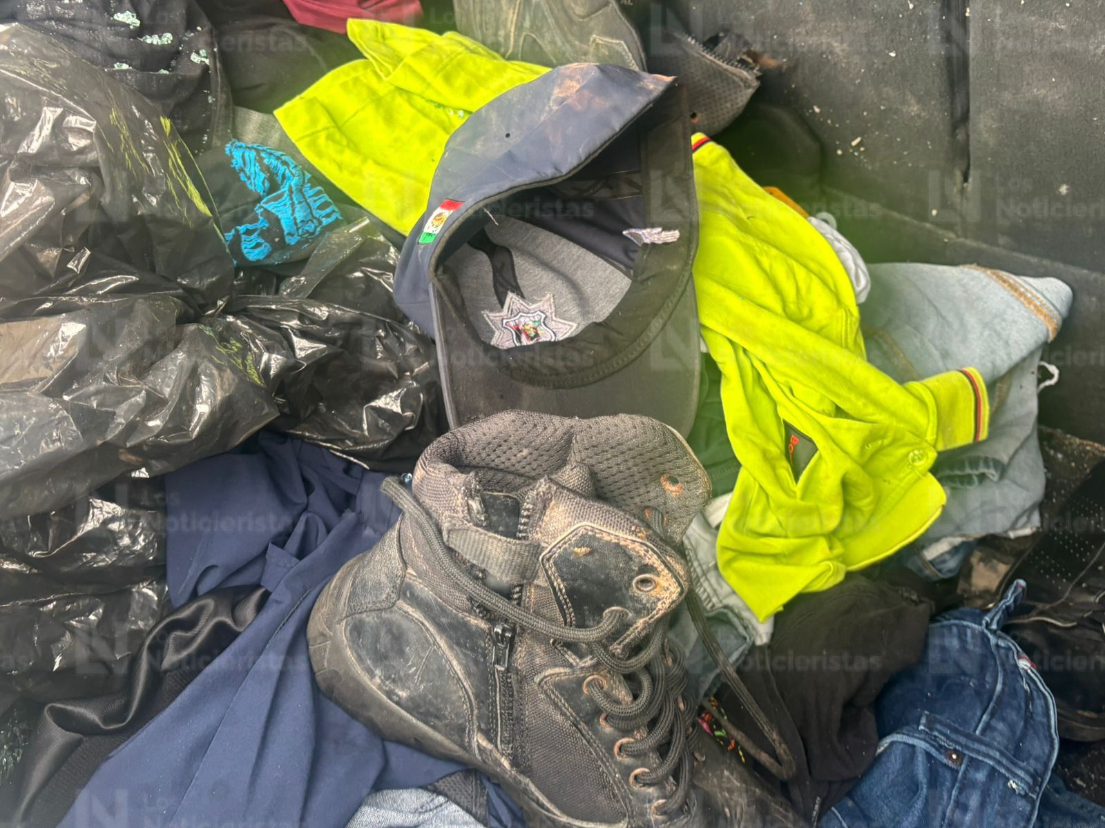 Gorra de policía en vehículo abandonado baleado en carretera