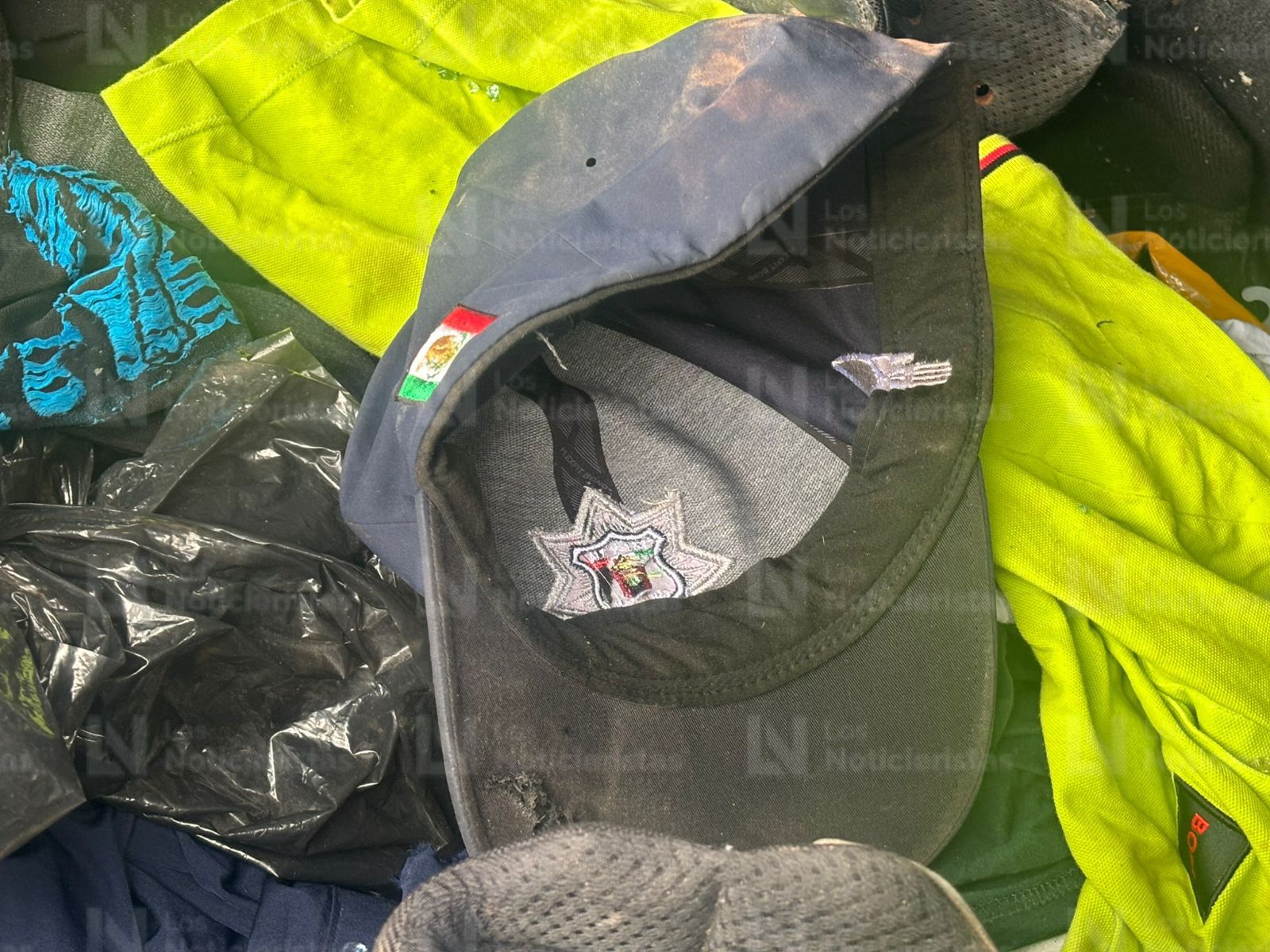 Gorra de policía en vehículo abandonado baleado en carretera