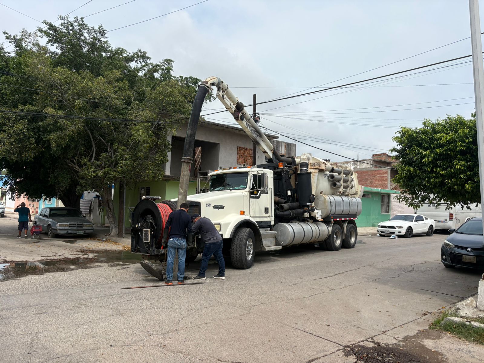 Ropa y basura en drenaje del Infonavit Playas, en Mazatlán