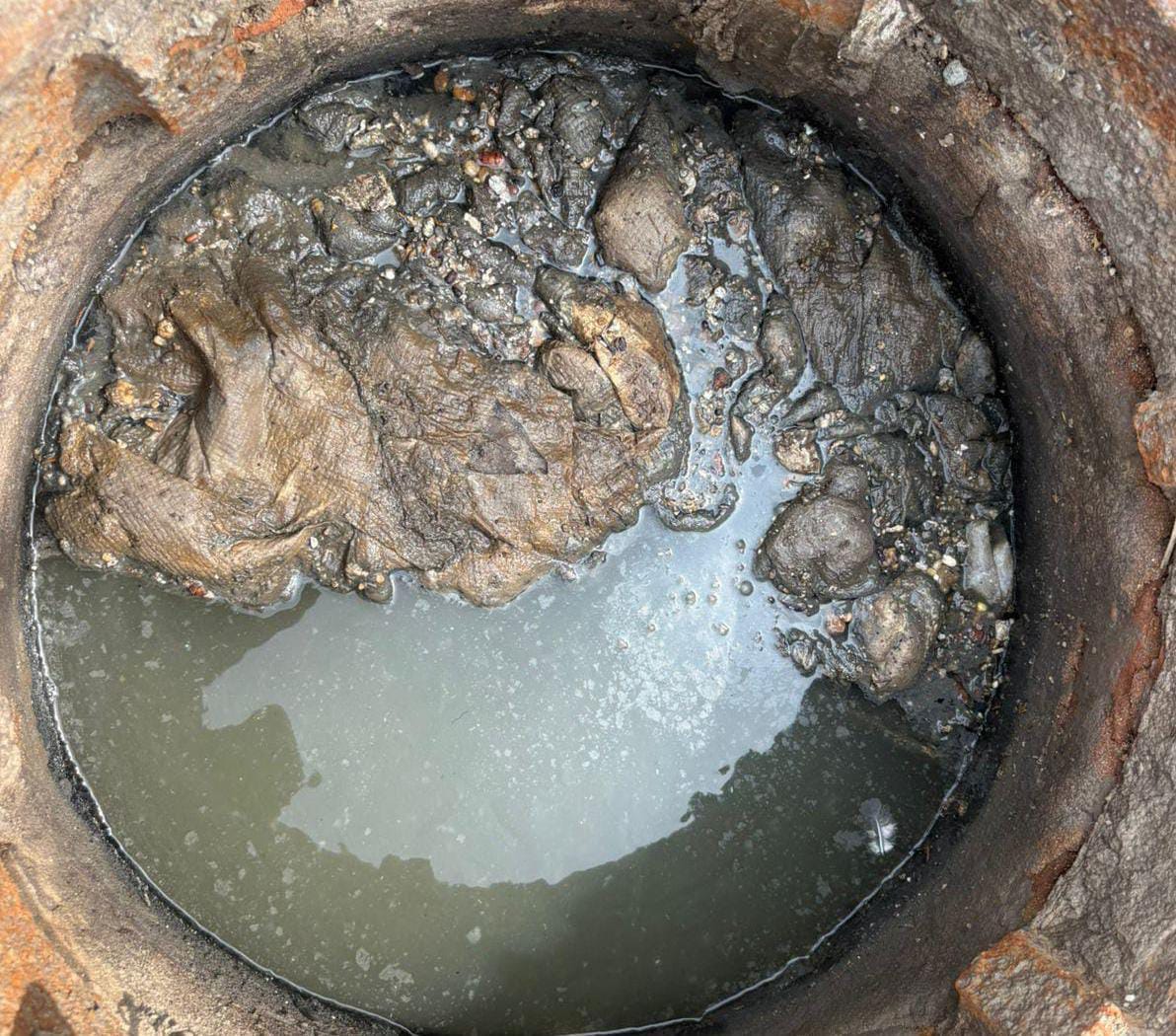 Ropa y basura en drenaje del Infonavit Playas, en Mazatlán