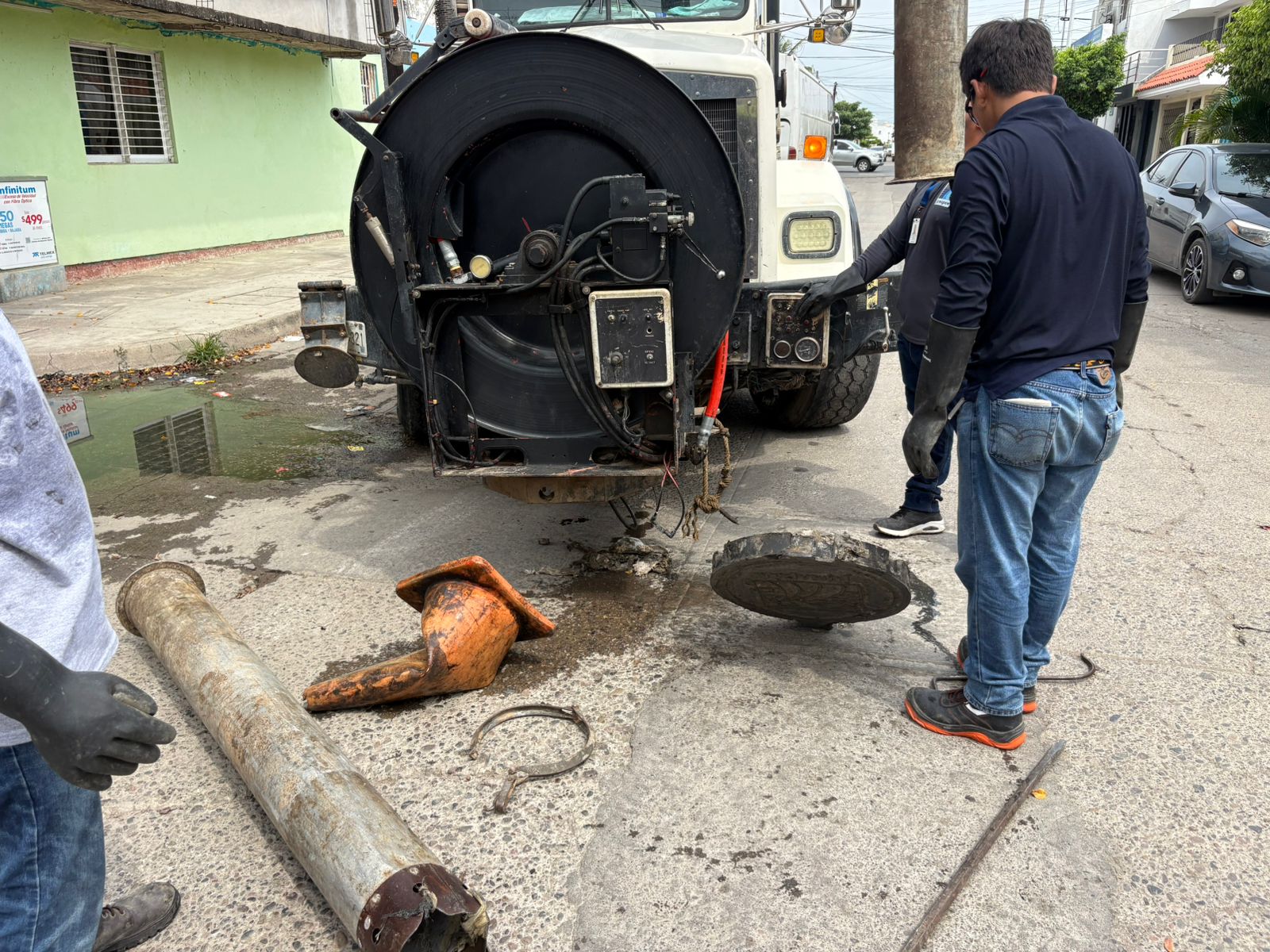 Ropa y basura en drenaje del Infonavit Playas, en Mazatlán