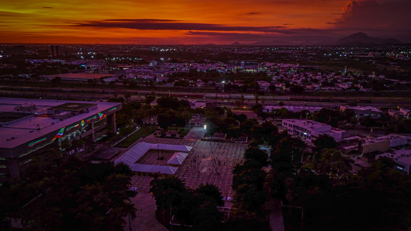 Sabuesos Guerreras coloca veladoras en Palacio de Gobierno para visibilizar a los desaparecidos en Sinaloa
