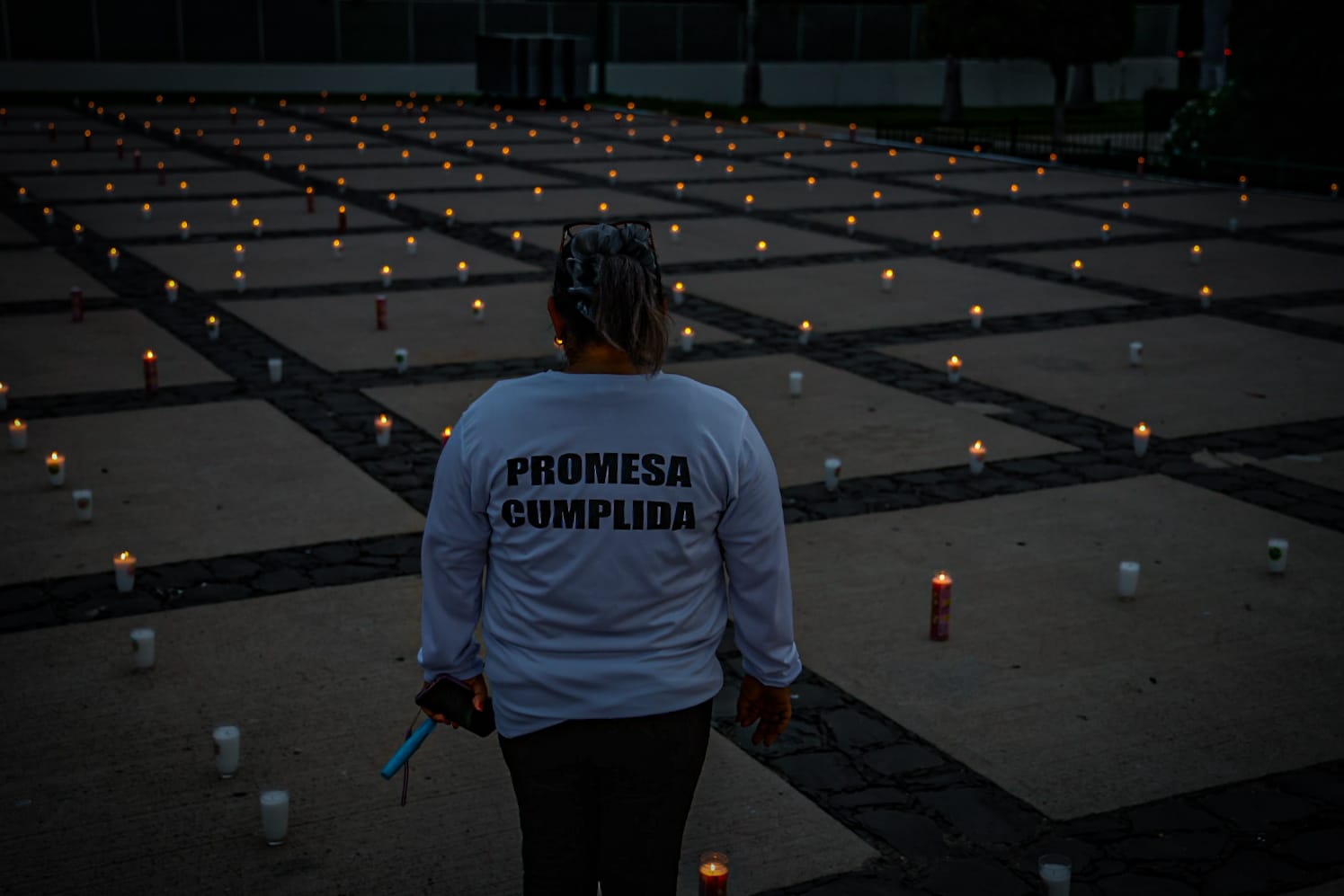 Sabuesos Guerreras coloca veladoras en Palacio de Gobierno para visibilizar a los desaparecidos en Sinaloa