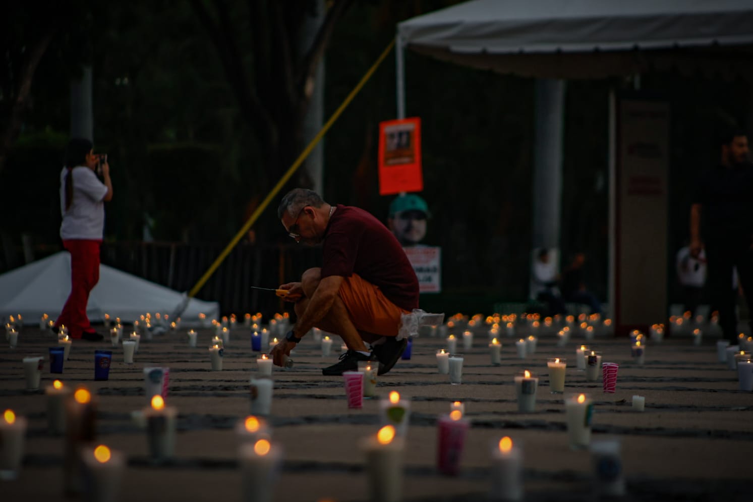 Sabuesos Guerreras coloca veladoras en Palacio de Gobierno para visibilizar a los desaparecidos en Sinaloa