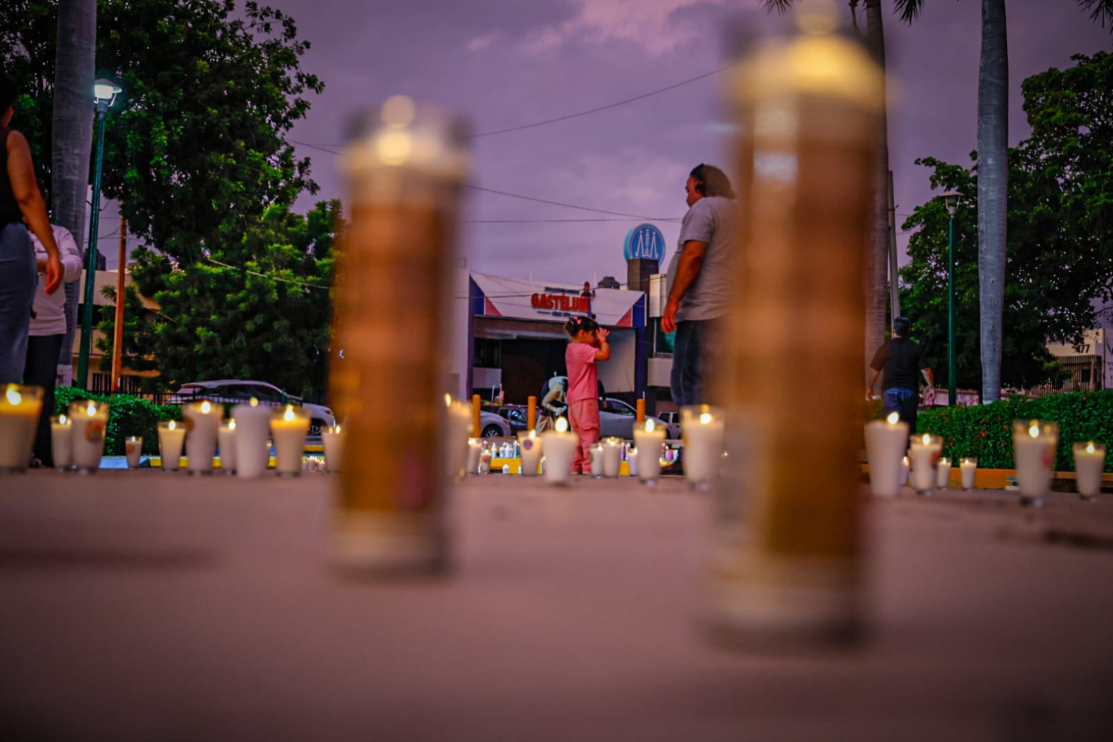 Sabuesos Guerreras coloca veladoras en Palacio de Gobierno para visibilizar a los desaparecidos en Sinaloa