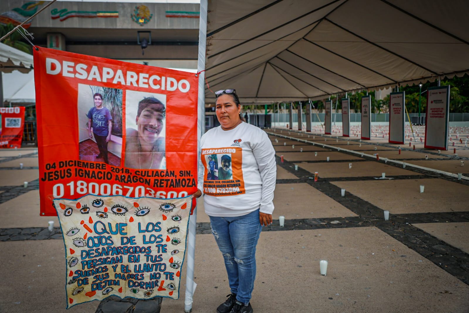 Sabuesos Guerreras coloca veladoras en Palacio de Gobierno para visibilizar a los desaparecidos en Sinaloa