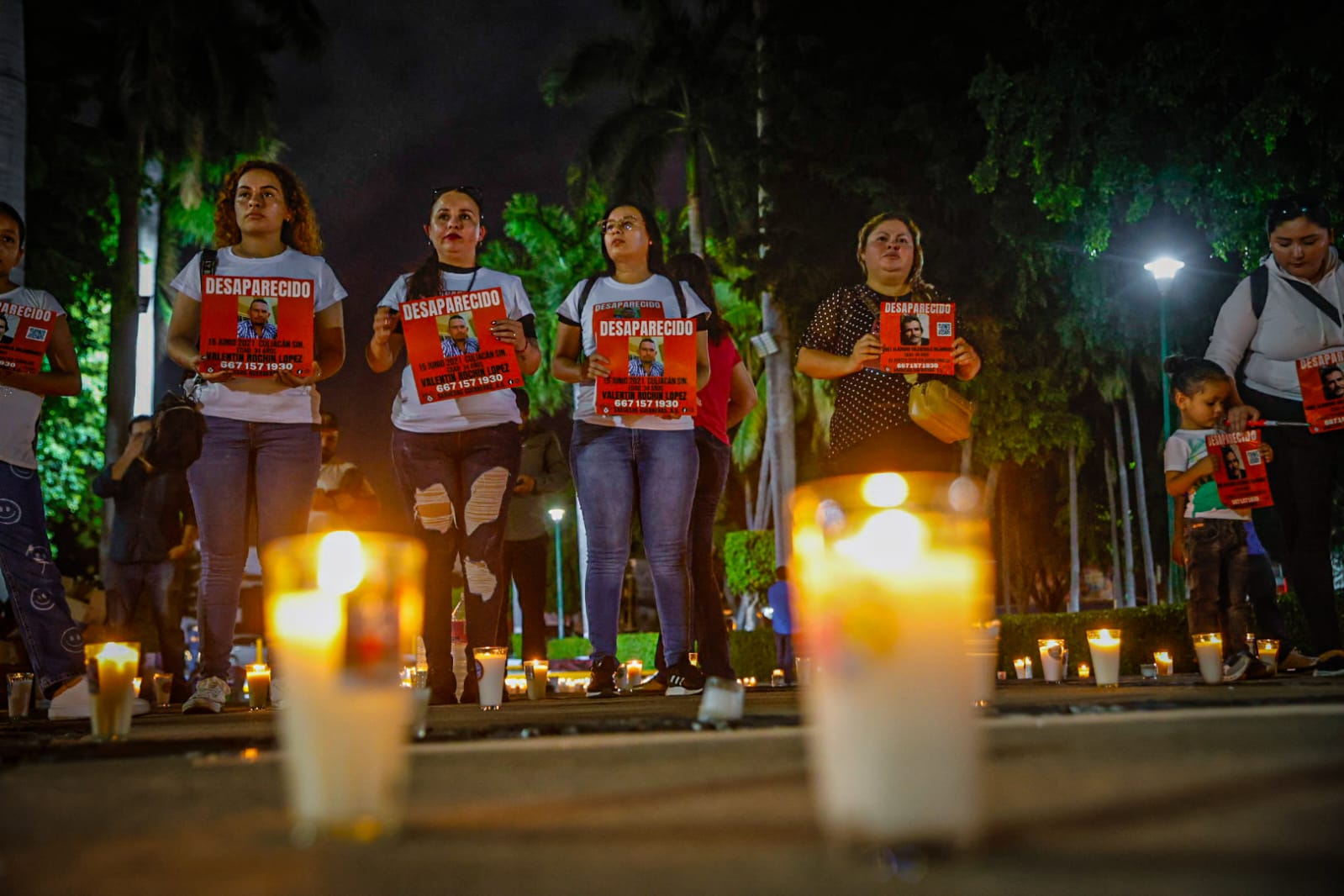 Sabuesos Guerreras coloca veladoras en Palacio de Gobierno para visibilizar a los desaparecidos en Sinaloa