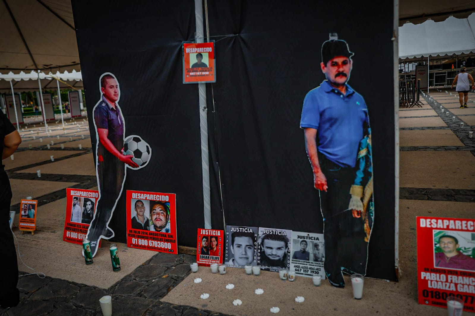 Sabuesos Guerreras coloca veladoras en Palacio de Gobierno para visibilizar a los desaparecidos en Sinaloa
