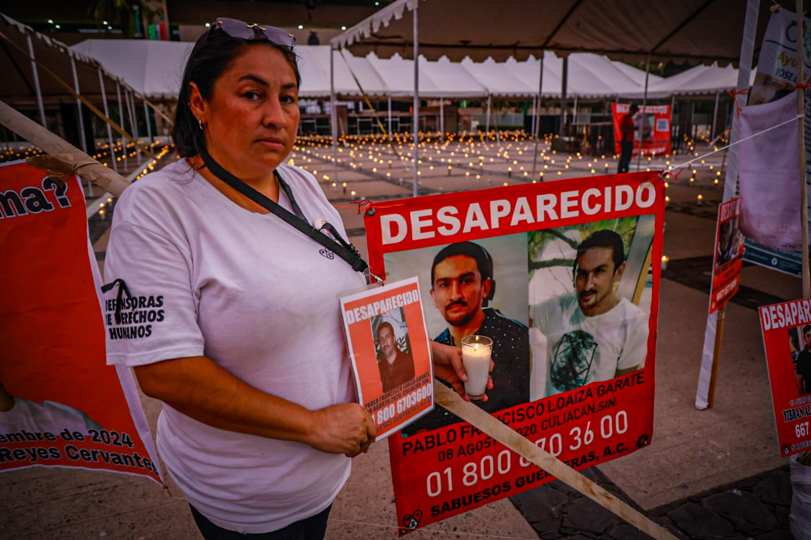 Sabuesos Guerreras coloca veladoras en Palacio de Gobierno para visibilizar a los desaparecidos en Sinaloa