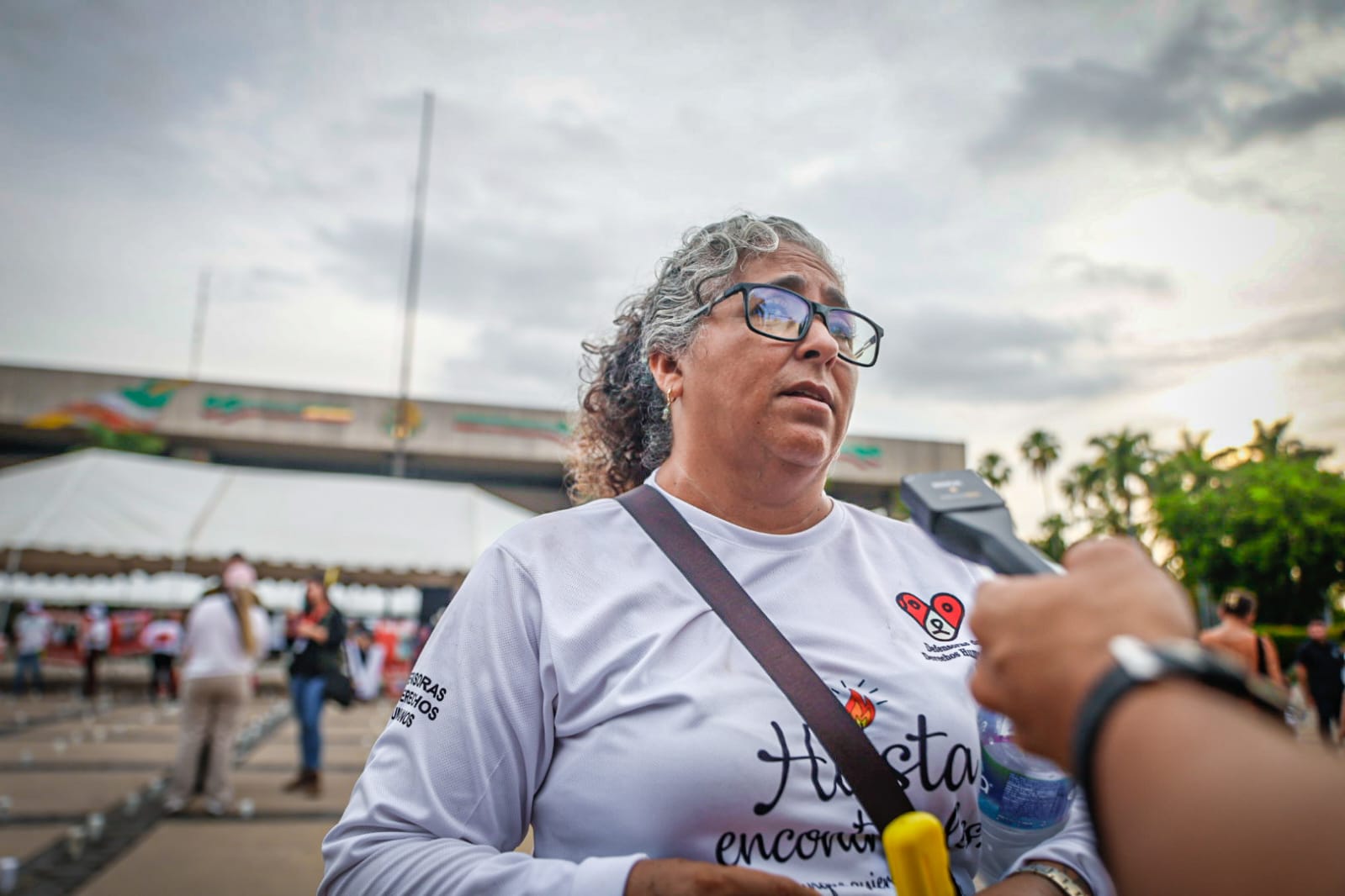Sabuesos Guerreras coloca veladoras en Palacio de Gobierno para visibilizar a los desaparecidos en Sinaloa
