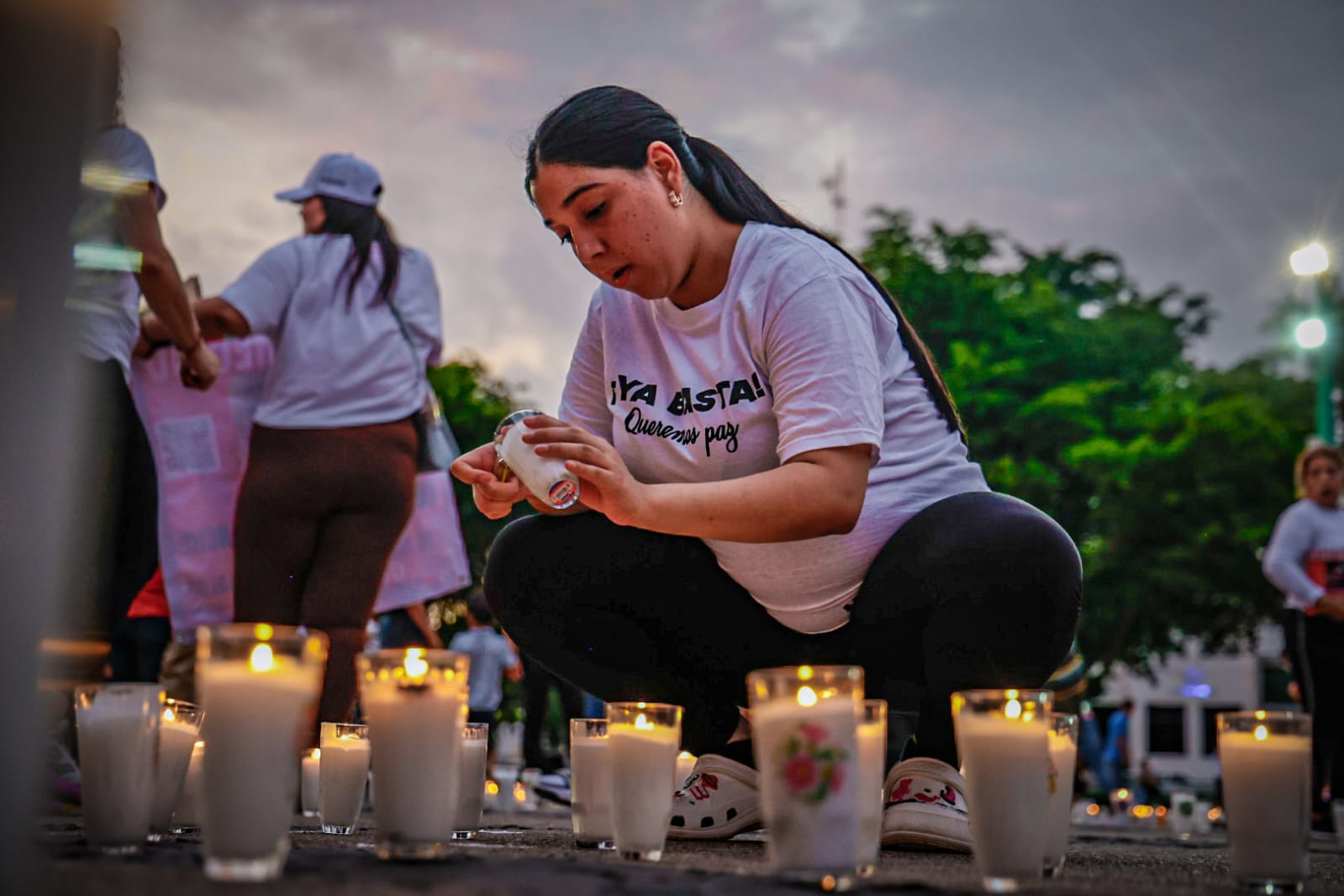 Sabuesos Guerreras coloca veladoras en Palacio de Gobierno para visibilizar a los desaparecidos en Sinaloa