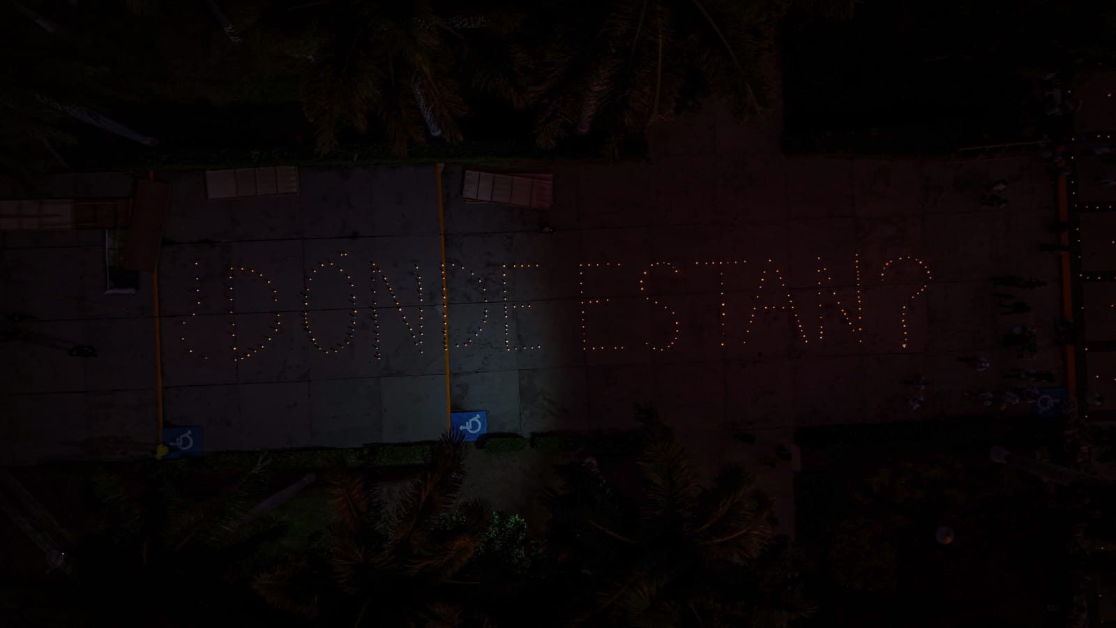 Sabuesos Guerreras coloca veladoras en Palacio de Gobierno para visibilizar a los desaparecidos en Sinaloa