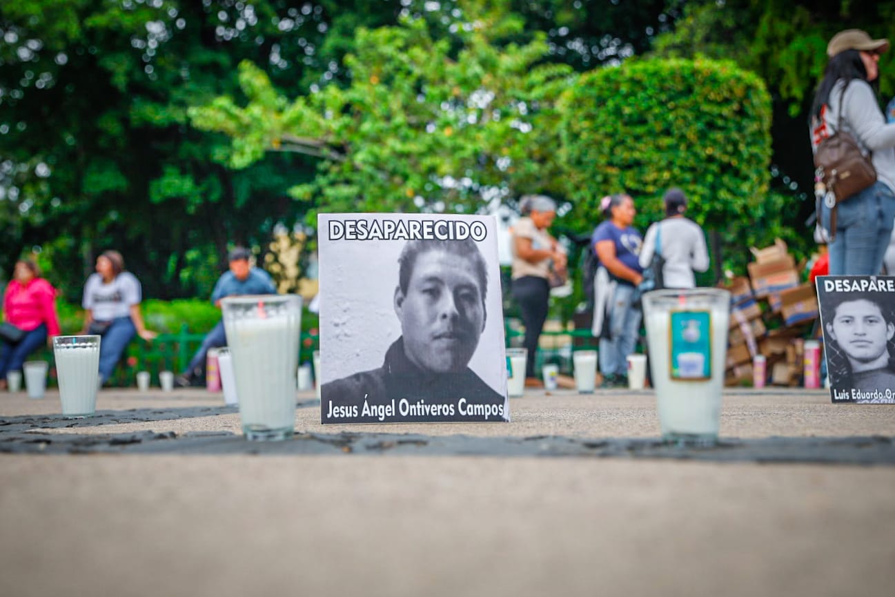 Sabuesos Guerreras coloca veladoras en Palacio de Gobierno para visibilizar a los desaparecidos en Sinaloa