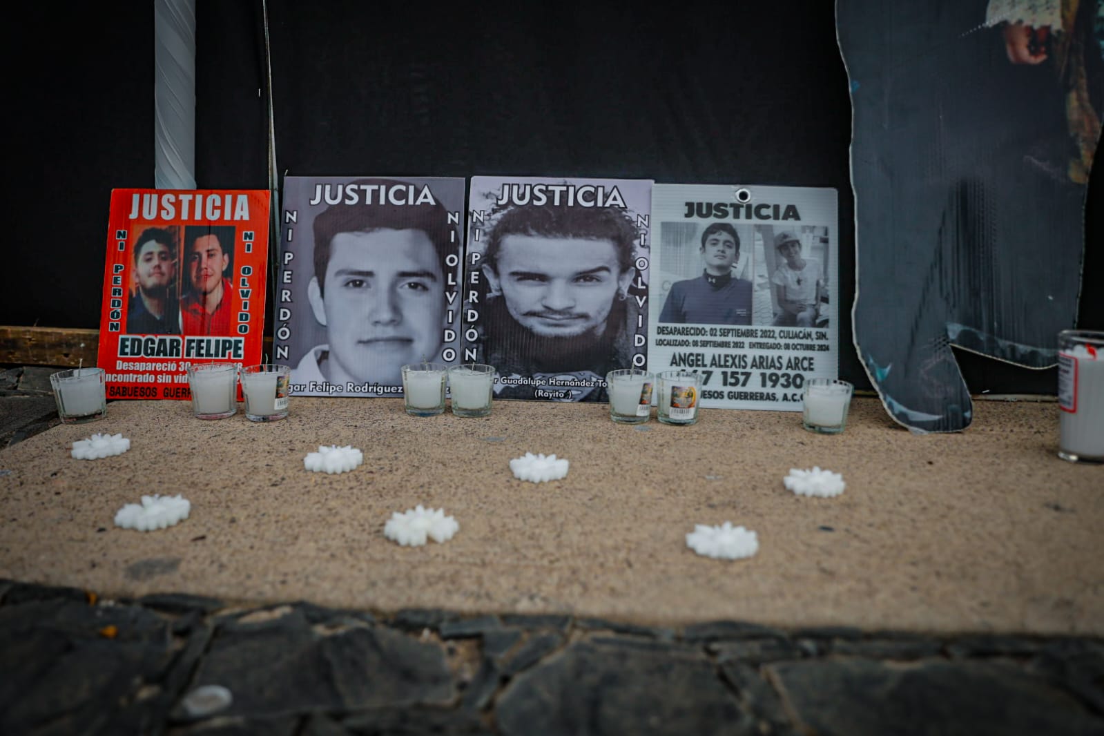 Sabuesos Guerreras coloca veladoras en Palacio de Gobierno para visibilizar a los desaparecidos en Sinaloa