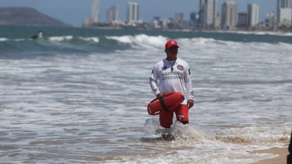 Escuadrón acuático rescata a turistas que habían ingresado al mar en Mazatlán