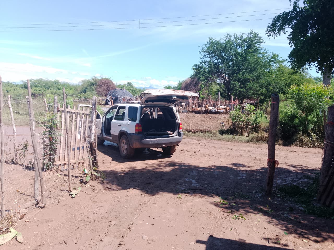 vehículos afectados por desbordamiento de arroyo en la comunidad de San Marcial, Guasave, Sinaloa