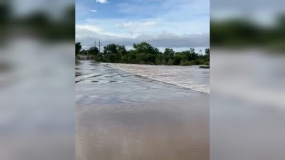 ¡No hay pase! Se desborda el arroyo del Caimán, en Sinaloa municipio