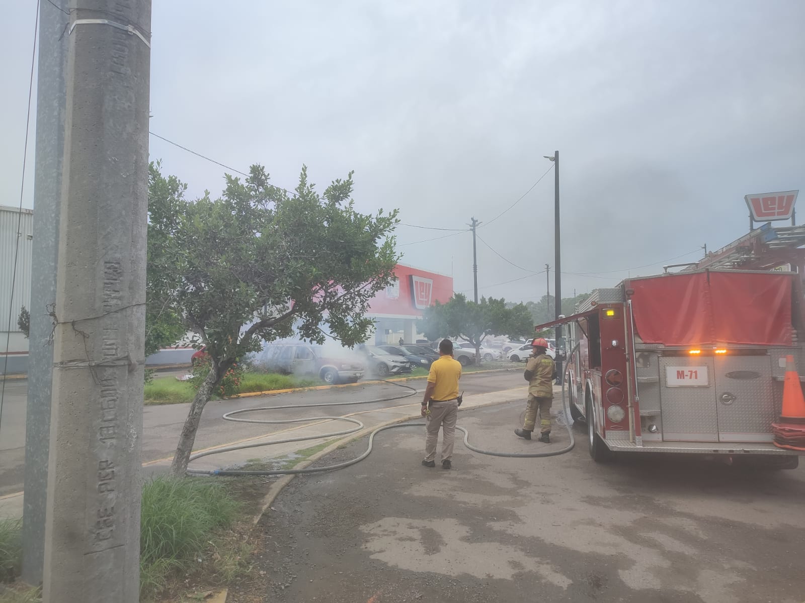 Se incendia camioneta en Mazatlán