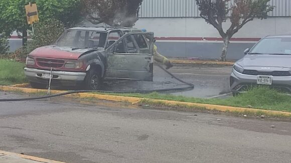 Se registra un fuerte incendio de una camioneta en un estacionamiento en Mazatlán