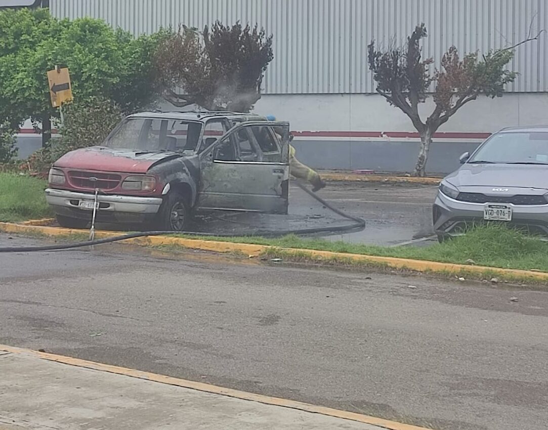 Se incendia camioneta en Mazatlán