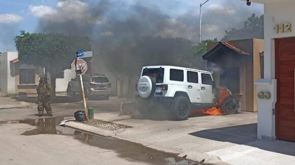 Se incendia un Jeep afuera de un domicilio del fraccionamiento Aurora en Los Mochis
