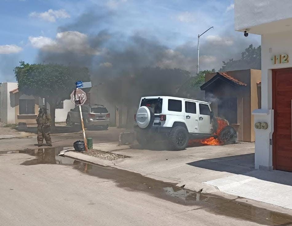 Se incendia Jeep en Los Mochis