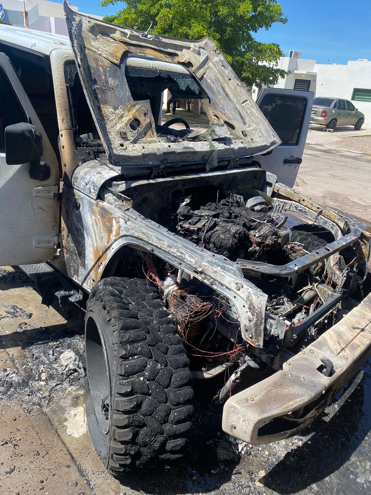Se incendia Jeep en Los Mochis