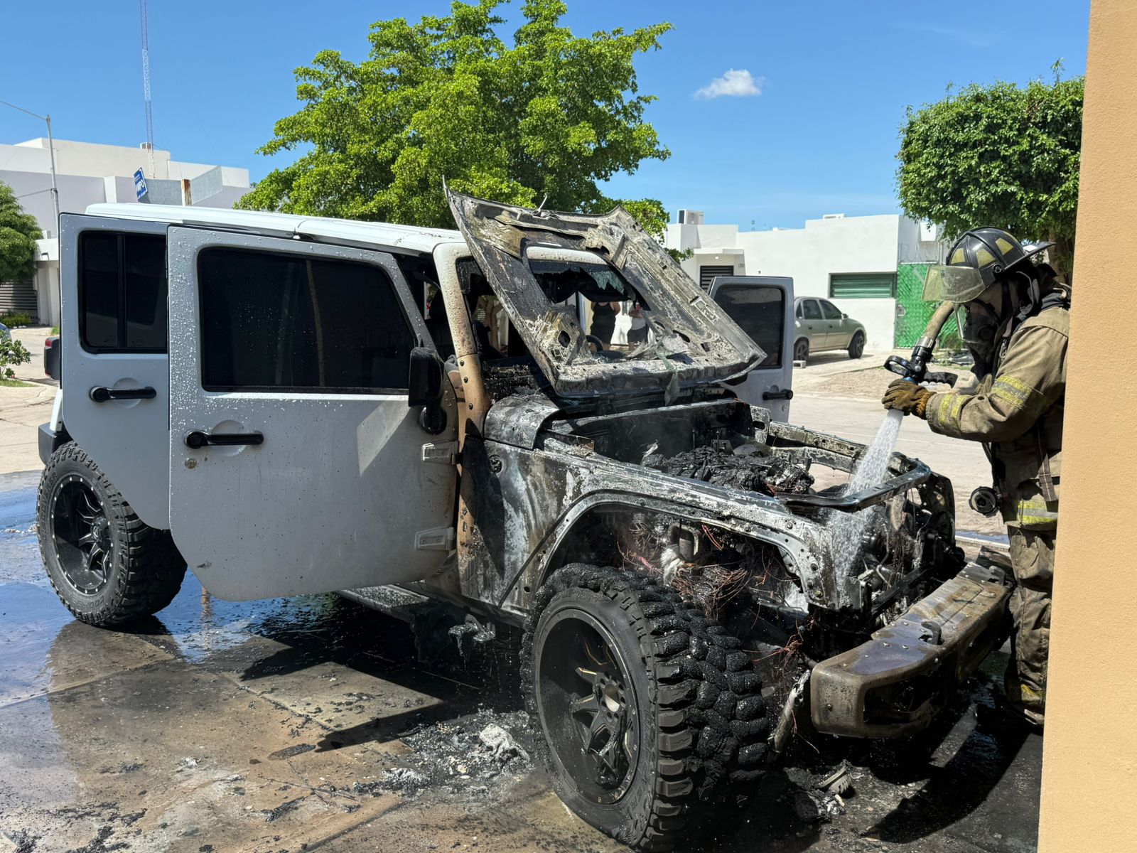 Se incendia Jeep en Los Mochis
